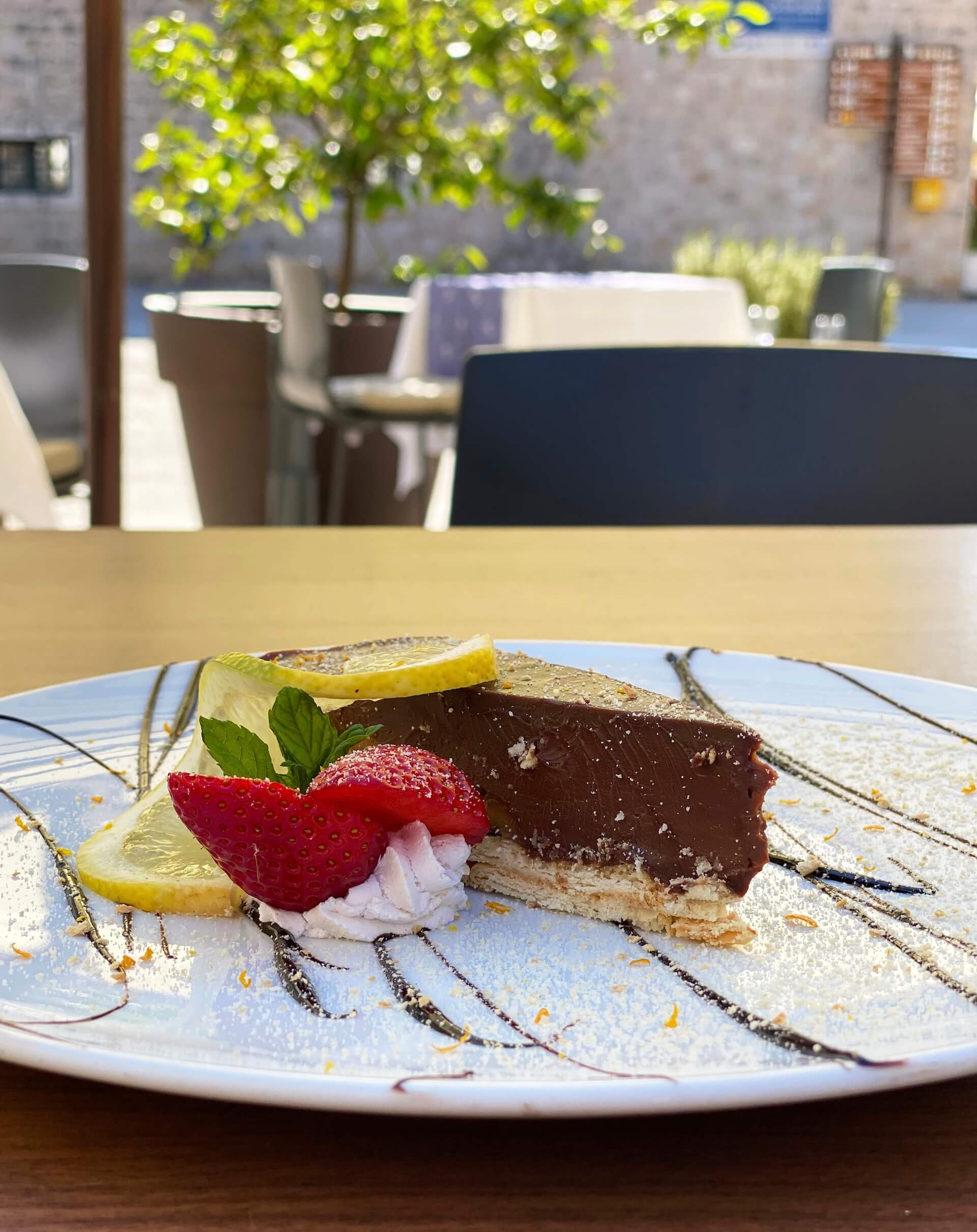 Kriška čokoladne Stonske torte s jagodom i mentom.