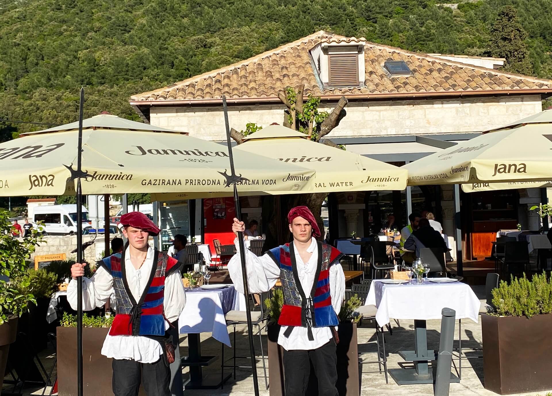 Dva reenaktora tradicionalne gradske straže Barbanti iz Stona stoje ispred restorana.