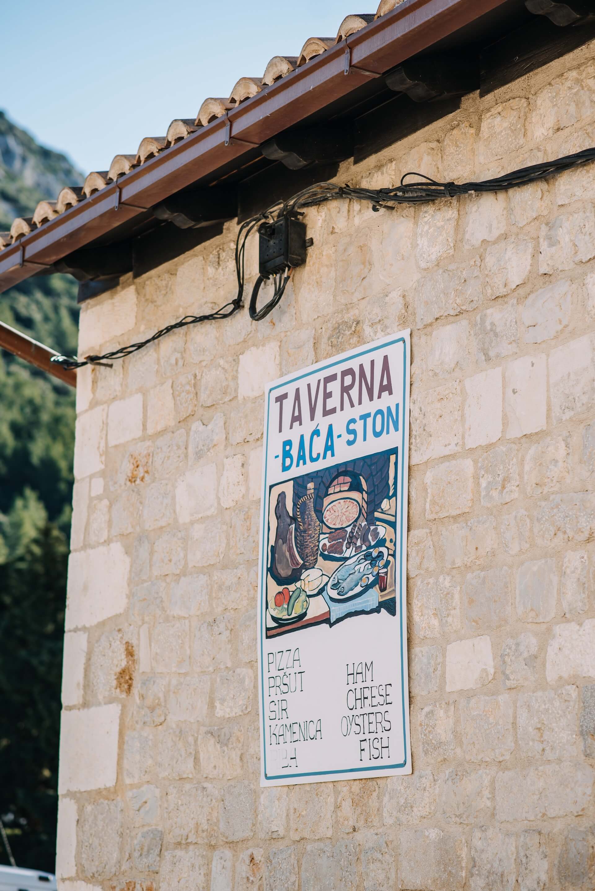 Piatto misto di pesce alla griglia e ostriche.